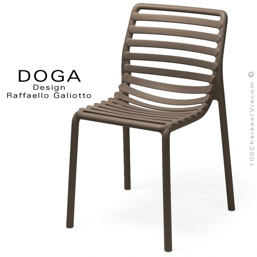 Chaise design DOGA, structure et assise plastique couleur tabac.