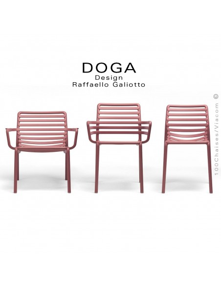 Collection DOGA, chaise bistrot, fauteuil avec accoudoirs, fauteuil lounge et table.