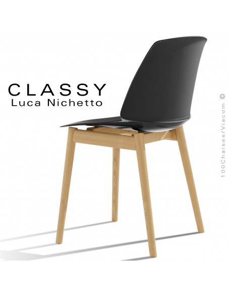 Chaise design CLASSY, piétement bois de Frêne vernis châtaigne, assise coque plastique couleur noir.