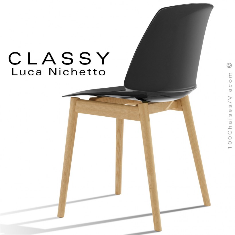 Chaise design CLASSY, piétement bois de Frêne vernis châtaigne, assise coque plastique couleur noir.