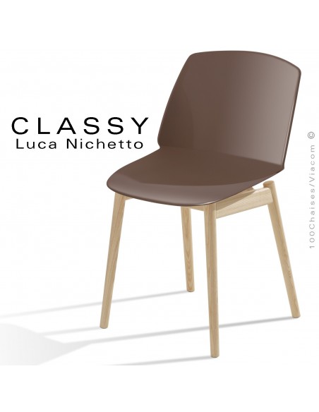 Chaise design CLASSY, piétement bois de Frêne vernis naturel, assise coque plastique couleur argile.