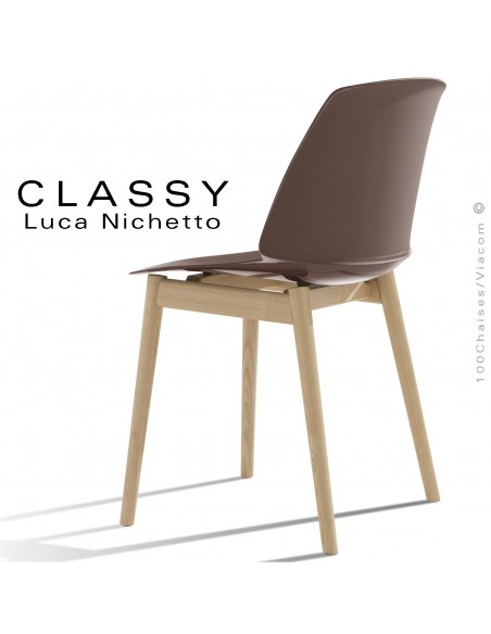 Chaise design CLASSY, piétement bois de Frêne vernis naturel, assise coque plastique couleur argile.