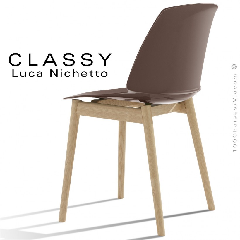 Chaise design CLASSY, piétement bois de Frêne vernis naturel, assise coque plastique couleur argile.