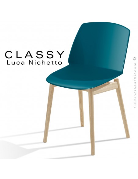 Chaise design CLASSY, piétement bois de Frêne vernis naturel, assise coque plastique couleur bleu d'eau.