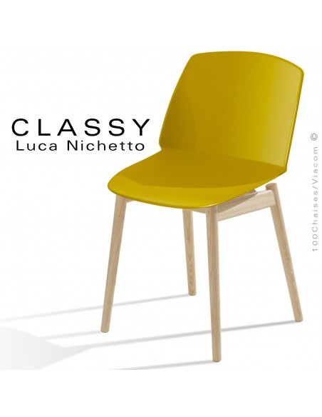 Chaise design CLASSY, piétement bois de Frêne vernis naturel, assise coque plastique couleur jaune curry.