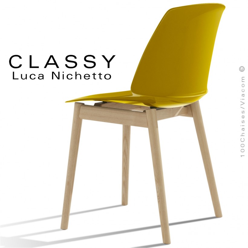 Chaise design CLASSY, piétement bois de Frêne vernis naturel, assise coque plastique couleur jaune curry.