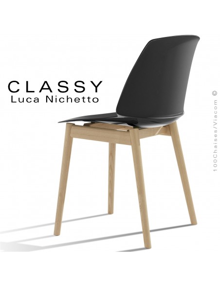 Chaise design CLASSY, piétement bois de Frêne vernis naturel, assise coque plastique couleur noir.