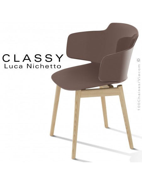 Fauteuil design CLASSY, piétement bois de Frêne vernis miel, assise coque plastique couleur argile.