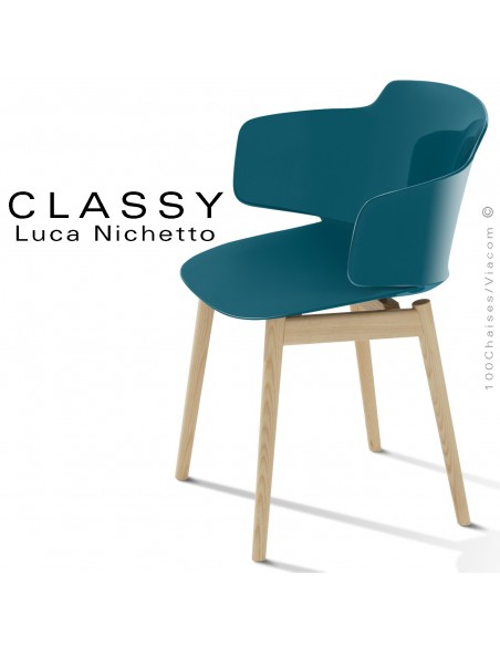 Fauteuil design CLASSY, piétement bois de Frêne vernis miel, assise coque plastique couleur bleu d'eau.