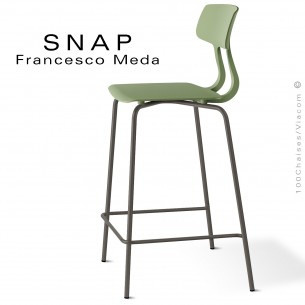 Tabouret de cuisine SNAP, piétement peint marron, assise coque plastique couleur pistache.