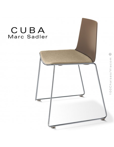 Chaise design CUBA, piétement luge chromé brillant, coque plastique couleur argile, tissu couleur crème.