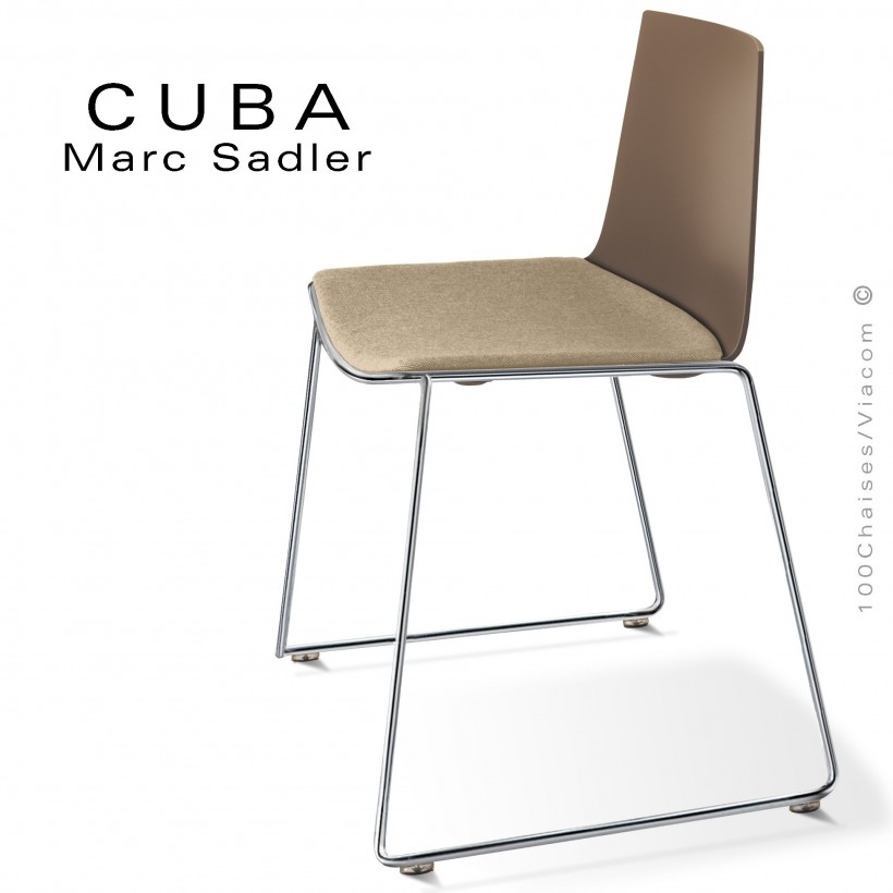 Chaise design CUBA, piétement luge chromé brillant, coque plastique couleur argile, tissu couleur crème.
