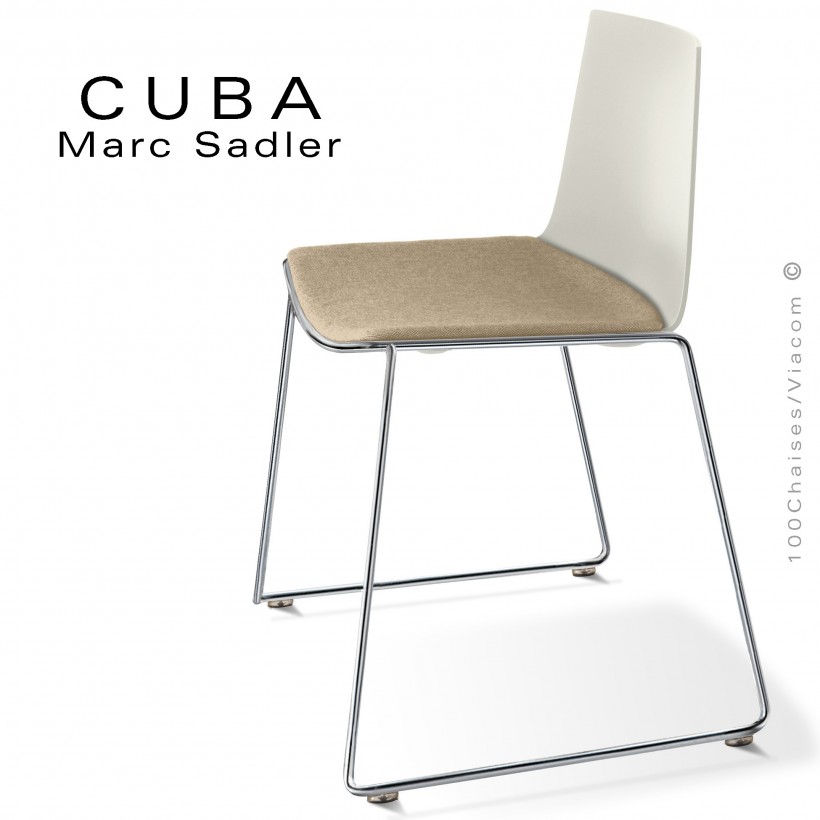 Chaise design CUBA, piétement luge chromé brillant, coque plastique couleur blanc pur, tissu couleur crème.