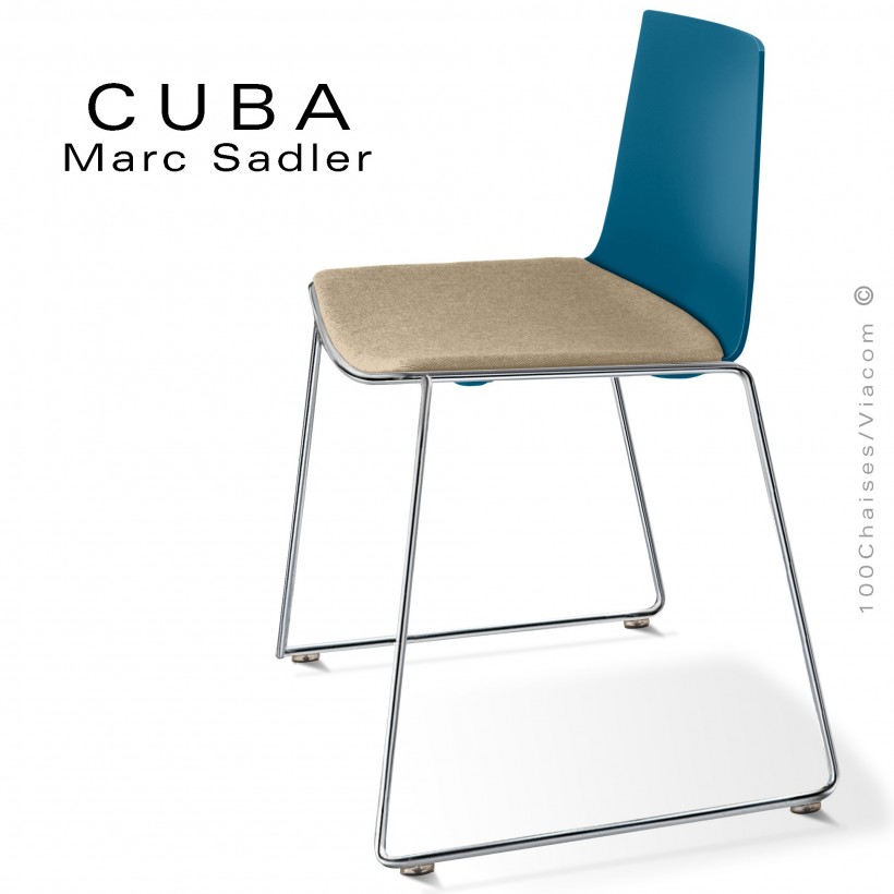 Chaise design CUBA, piétement luge chromé brillant, coque plastique couleur bleu Capri, tissu couleur crème.
