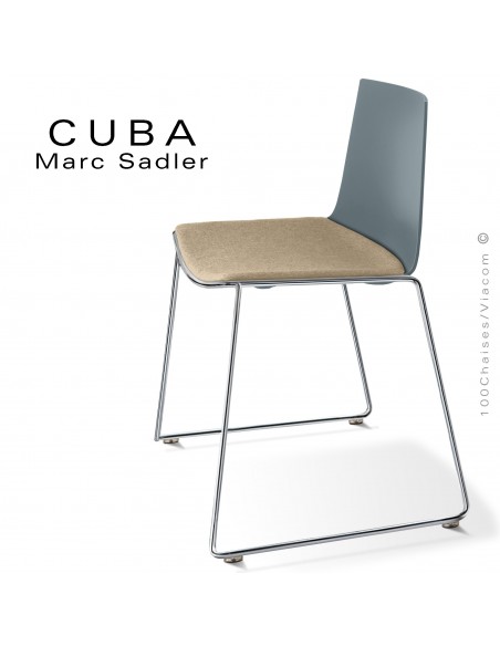Chaise design CUBA, piétement luge chromé brillant, coque plastique couleur gris, tissu couleur crème.