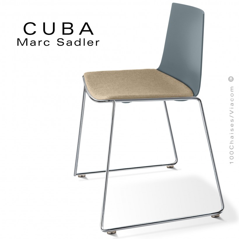 Chaise design CUBA, piétement luge chromé brillant, coque plastique couleur gris, tissu couleur crème.