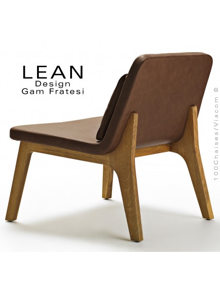 Fauteuil lounge LEAN, pour salle d'attente ou salon, finition chêne huilé, cuir marron avec coussin.