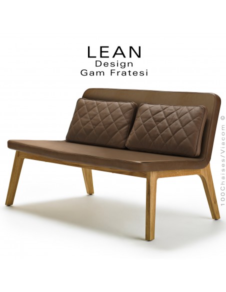 Canapé lounge LEAN, assise 2 places, structure en bois de Chêne massif huilé, assise cuir marron avec deux coussins.