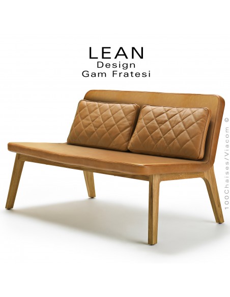 Canapé lounge LEAN, assise 2 places, structure en bois de Chêne massif huilé, assise cuir cognac avec deux coussins.
