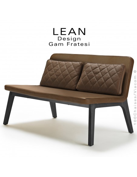 Canapé lounge LEAN, assise 2 places, structure en bois de Chêne massif teinté noir, assise cuir marron avec deux coussins.