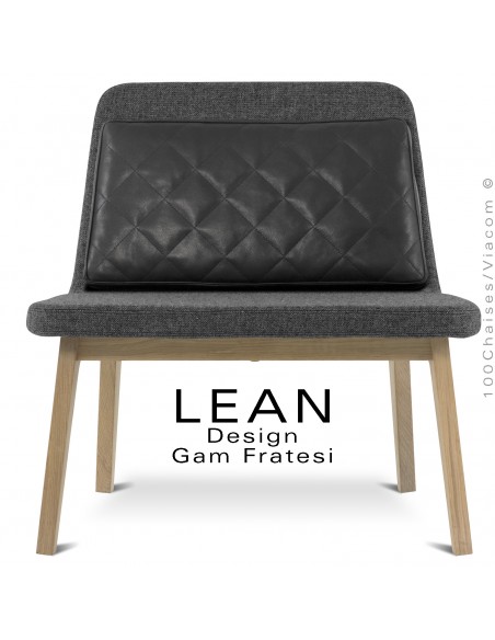 Fauteuil lounge LEAN pour salle d'attente ou salon, en chêne massif huilé, assise tissu couleur anthracite, avec coussin noir.