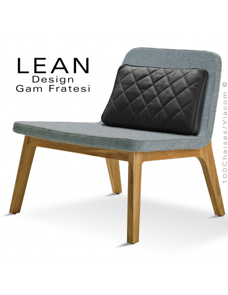 Fauteuil lounge LEAN pour salle d'attente ou salon, en chêne massif huilé, assise tissu couleur gris/bleu, avec coussin noir.