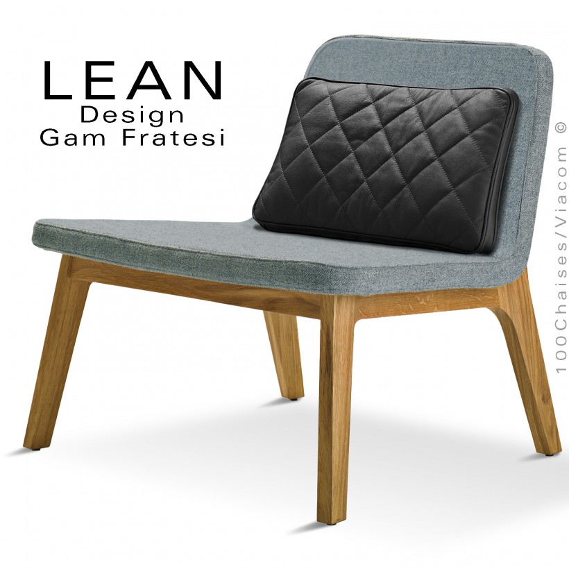 Fauteuil lounge LEAN pour salle d'attente ou salon, en chêne massif huilé, assise tissu couleur gris/bleu, avec coussin noir.