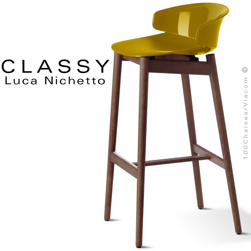 Tabouret design Classy, piétement bois de Frêne teinté brun, assise coque plastique couleur jaune curry.