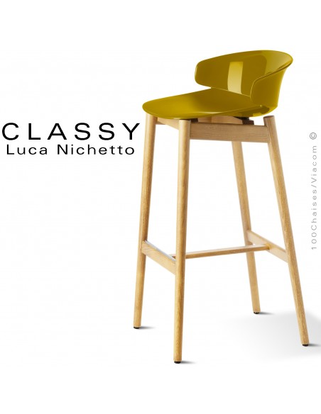 Tabouret design Classy, piétement bois de Frêne teinté châtaigne, assise coque plastique couleur jaune curry.