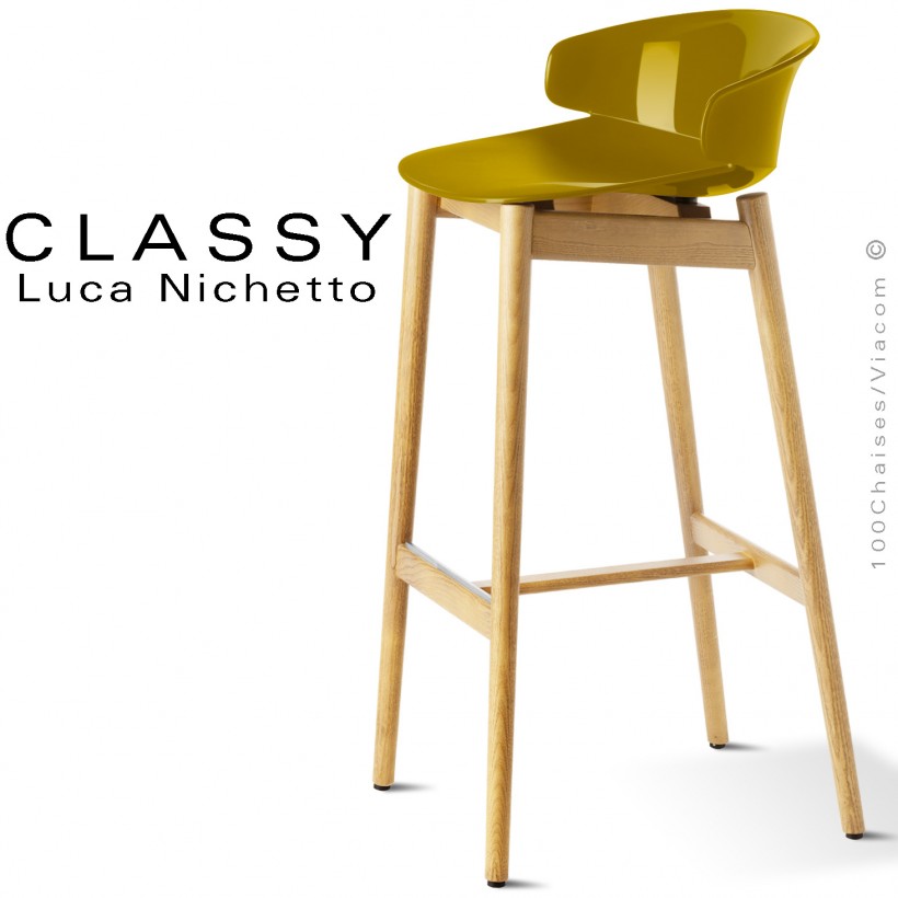Tabouret design Classy, piétement bois de Frêne teinté châtaigne, assise coque plastique couleur jaune curry.