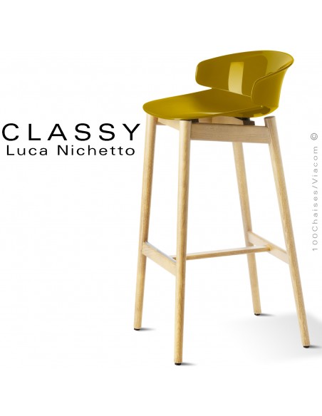 Tabouret design Classy, piétement bois de Frêne teinté miel, assise coque plastique couleur jaune curry.