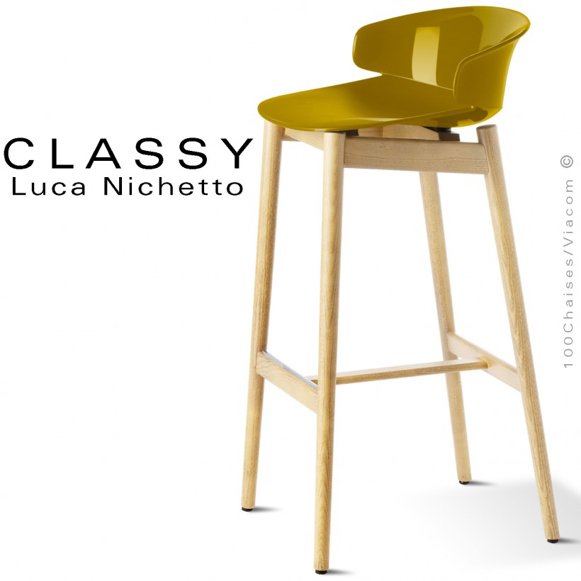 Tabouret design Classy, piétement bois de Frêne teinté miel, assise coque plastique couleur jaune curry.