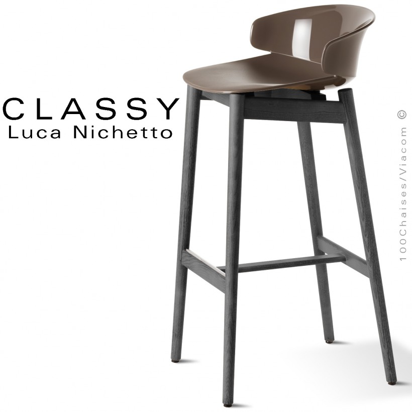 Tabouret design Classy, piétement bois de Frêne teinté noire, assise coque plastique couleur argile.
