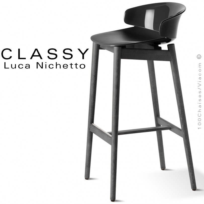 Tabouret design Classy, piétement bois de Frêne teinté noire, assise coque plastique couleur noire.