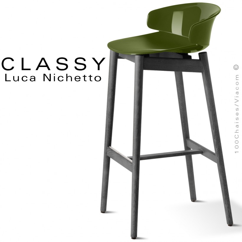 Tabouret design Classy, piétement bois de Frêne teinté noire, assise coque plastique couleur vert olive.