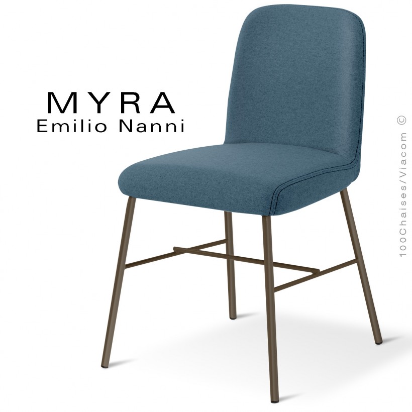 Chaise design MYRA, piétement peint marron, assise tissu bleu foncé.