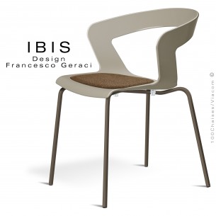 Chaise design IBIS piétement peint marron, assise coque plastique couleur gris Tourterelle avec coussin sable.