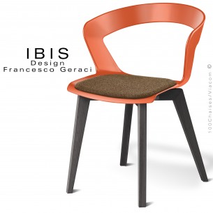 Chaise design IBIS, piétement bois vernis noir, assise coque couleur orange avec coussin sable.