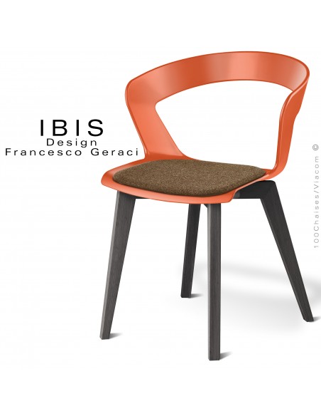 Chaise design IBIS, piétement bois vernis noir, assise coque couleur orange avec coussin sable.