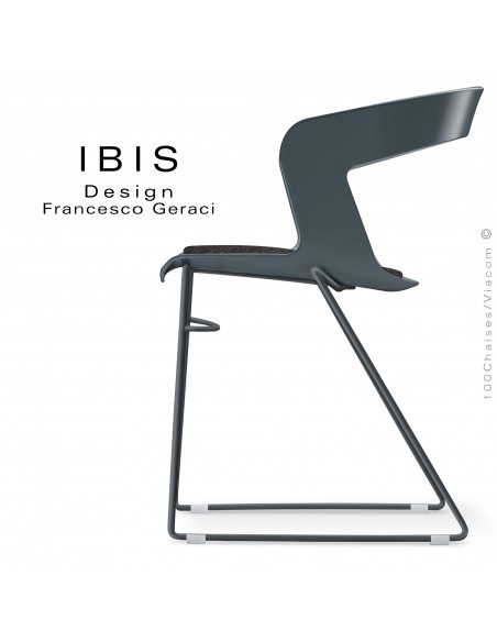 Chaise design IBIS, assise coque plastique anthracite avec coussin feutre anthracite, piétement type luge peint anthracite.