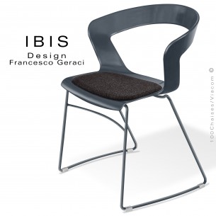 Chaise design IBIS, assise coque plastique anthracite avec coussin feutre anthracite, piétement type luge peint anthracite.