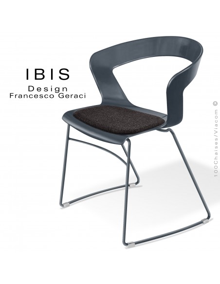 Chaise design IBIS, assise coque plastique anthracite avec coussin feutre anthracite, piétement type luge peint anthracite.