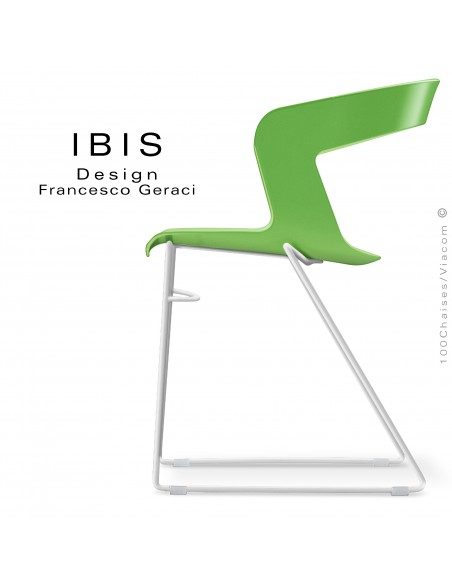 Chaise design IBIS, assise plastique couleur vert pomme, piétement type luge peint blanc.