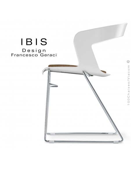 Chaise design IBIS, assise plastique couleur blanc avec coussin feutre sable, piétement type luge chromé brillant.