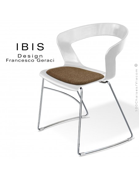 Chaise design IBIS, assise plastique couleur blanc avec coussin feutre sable, piétement type luge chromé brillant.