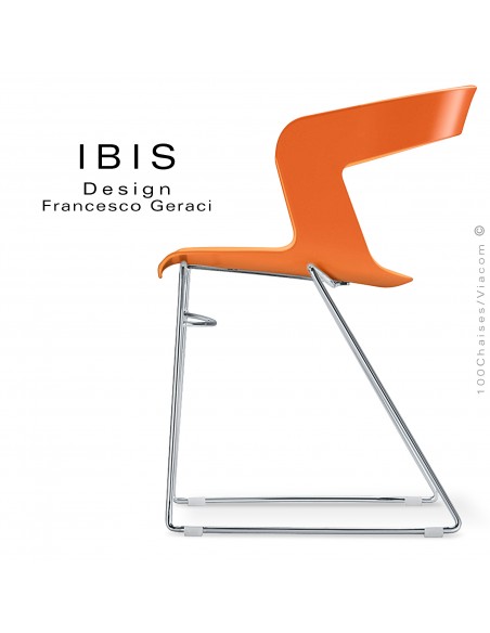 Chaise design IBIS, assise couleur orange, piétement type luge chromé brillant.