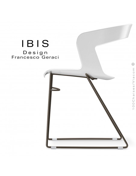 Chaise design IBIS, assise couleur blanche, piétement type luge peint marron.