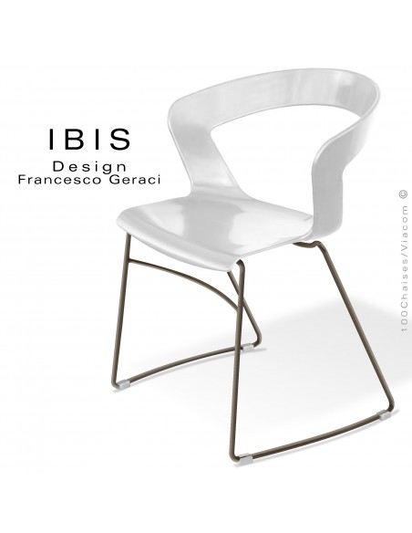 Chaise design IBIS, assise couleur blanche, piétement type luge peint marron.