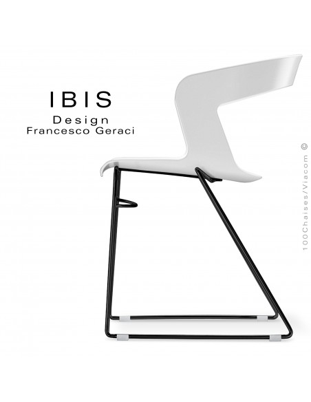 Chaise design IBIS, assise couleur blanche, piétement type luge peint noir.