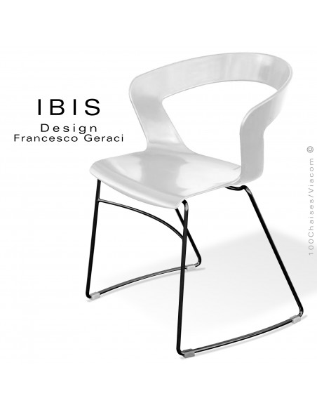 Chaise design IBIS, assise couleur blanche, piétement type luge peint noir.